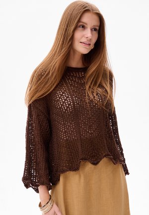 Pull en tricot marron avec un tissage lâche et un ourlet en dentelle. De longues manches évasées complètent un tissu léger qui tombe doucement.