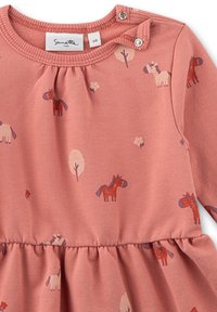 Rosa langärmeliges Kleid mit verspieltem Muster aus Pferden und Bäumen. Weiches Baumwollmaterial mit gerafftem Rock und Druckknopfverschluss.