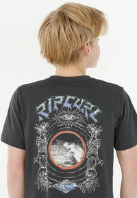 Zwarte katoenen t-shirt met een levendig grafisch ontwerp op de achterkant, inclusief logo's, een oog en abstracte elementen met gedetailleerde illustratie.