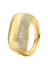 Guldring med en slät, rund band prydd med en rad gnistrande, klara kristaller längs ena sidan.