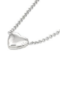 Ciondolo a forma di cuore in argento su una catena a maglie. Il ciondolo presenta una superficie lucida con leggere incisioni lungo i bordi.