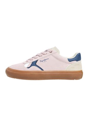Sneaker in suede rosa chiaro con dettagli blu navy, particolari bianchi e suola in gomma naturale. Presenta lacci piatti e logo impresso.