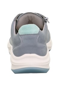 Sneaker en suede gris avec un accent bleu clair sur le talon, dotée d'une semelle rembourrée et d'une doublure en mesh à l'intérieur du col.