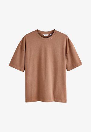 Hnedé tričko s krátkym rukávom a okrúhlym výstrihom, pohodlný strih, viditeľné švy a štítok na odev v oblasti krku.