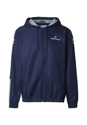 Tamsiai mėlynas užtraukiamas gobtuvu džemperis su šviesiai pilku vidiniu gobtuvo pamušalu, elastingais rankogaliais, šoninėmis kišenėmis ir baltu Sergio Tacchini logotipu ant krūtinės.