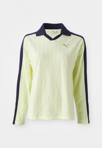 Polo à manches longues jaune clair avec un col et des manches bleu foncé. Présente un design à côtes texturé et un petit logo doré sur la poitrine.
