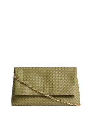 Olivgrüne gewebte Clutch mit einem goldenen Kettenriemen, rechteckiger Form und einer Umschlagklappe als Verschluss.