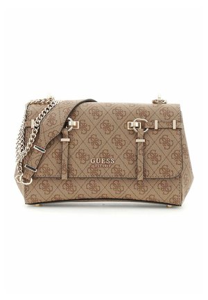 Sac bandoulière Guess marron à motifs avec bandoulière chaîne dorée, détails à boucle, et logo embossé sur le devant indiquant "GUESS EST 1981".