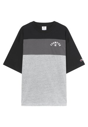 Camiseta de manga corta Champion con bloques de color horizontal en negro, gris oscuro y gris claro, y texto del logo en blanco en el pecho y la manga.