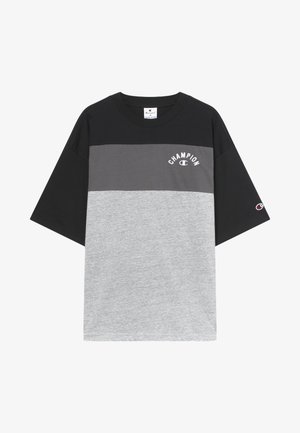 Camiseta de manga corta Champion con bloques de color horizontal en negro, gris oscuro y gris claro, y texto del logo en blanco en el pecho y la manga.