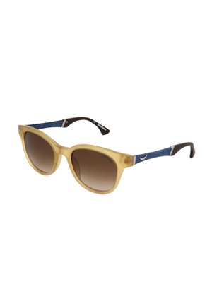 Occhiali da sole con montatura traslucida marrone chiaro, lenti sfumate scure e aste ricoperte di denim blu con punte nere.