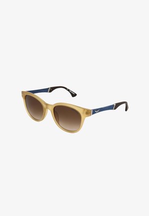Occhiali da sole con montatura traslucida marrone chiaro, lenti sfumate scure e aste ricoperte di denim blu con punte nere.