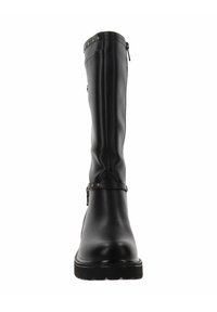 Bota negra de caña alta hecha de material sintético suave; cuenta con un zipper lateral, detalles de tachuelas cerca de la parte superior y una suela de goma texturizada.