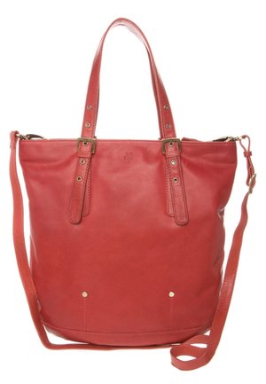 Sac cabas en cuir rouge avec deux poignées courtes, détails de boucle réglables et une longue bandoulière amovible.