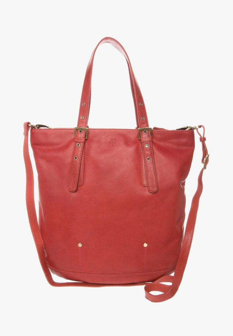 Sac cabas en cuir rouge avec deux poignées courtes, détails de boucle réglables et une longue bandoulière amovible.