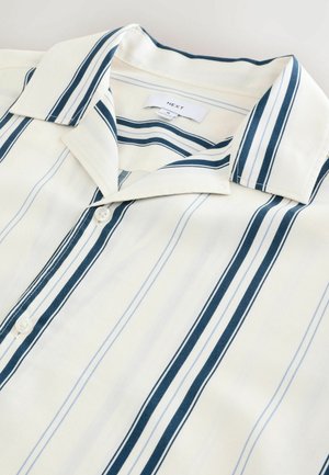 Camicia a maniche corte con colletto di colore crema, con strisce verticali blu navy e azzurro. Il tessuto è liscio e presenta una chiusura a bottoni sul davanti.