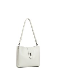 Sac à main en cuir blanc avec une finition texturée, une fermeture plate avec un accent en métal et une seule bandoulière réglable.