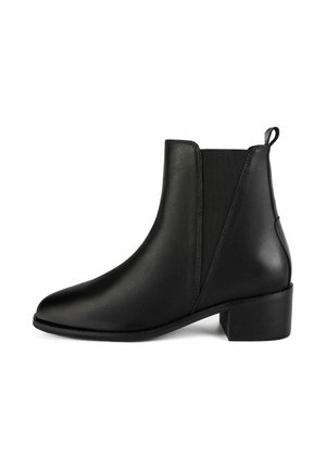 Schwarzer Knöchelstiefel mit niedrigem Blockabsatz, elastischen Seiteneinsätzen, Zuglasche hinten und glattem Leder-Finish auf einem weißen Hintergrund.