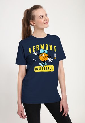 Námořnická modrá tričko s kreslenou postavičkou basketbalisty, žlutý text "VERMONT BASKETBALL" a detail modré čepice.