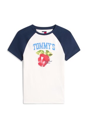 Παιδικό κοντομάνικο μπλουζάκι με μπλε μανίκια, λευκό σώμα, μπλε κείμενο «TOMMY'S» και κόκκινο γραφικό μήλο με πράσινα φύλλα στο μπροστινό μέρος.