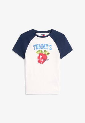 Παιδικό κοντομάνικο μπλουζάκι με μπλε μανίκια, λευκό σώμα, μπλε κείμενο «TOMMY'S» και κόκκινο γραφικό μήλο με πράσινα φύλλα στο μπροστινό μέρος.