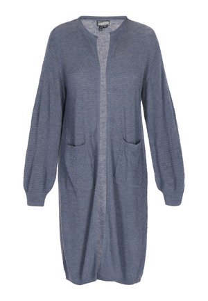 Cardigan abierto en azul claro, con un patrón de punto texturizado, mangas largas y dos bolsillos frontales.