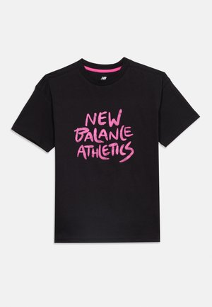 Μαύρο κοντομάνικο T-shirt με στρογγυλή λαιμόκοψη και ροζ κείμενο "NEW BALANCE ATHLETICS" καθώς και μικρό λευκό λογότυπο New Balance κάτω από τη γραμμή του λαιμού.