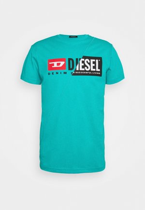 Turkis bomulds T-shirt med rund hals, der har et diagonalt grafisk print i rød og sort med teksten "DIESEL" og "DENIM."