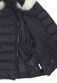 Giacca a vento nera con chiusura zip, design trapuntato e rifiniture in pelliccia bianca sul cappuccio. L'interno presenta una tasca e l'etichetta del marchio.