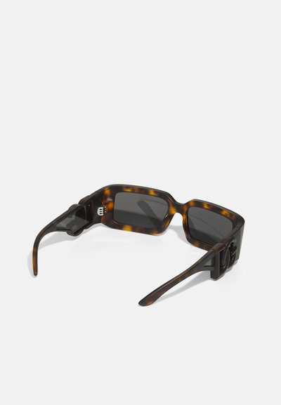 Ochelari de soare cu model țestoasă, lentile rectangulare și accente negre. Rame groase cu un finisaj mat și brațe rezistente.