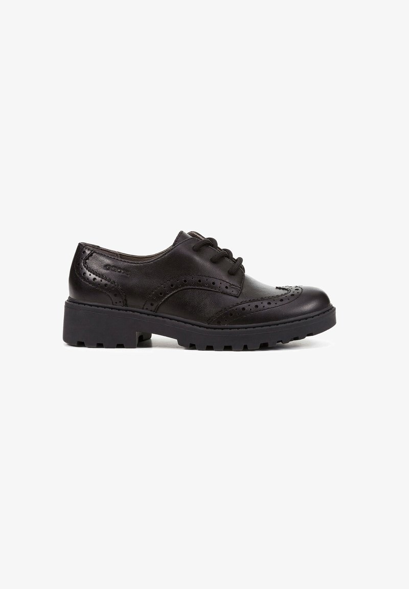 Scarpe stringate in pelle nera con design brogue, caratterizzate da dettagli perforati e una suola in gomma spessa per una migliore aderenza.