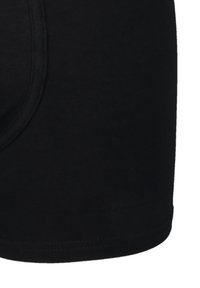 Czarne bawełniane bokserki o gładkiej teksturze, elastycznym pasie i przeszyciach zapewniających trwałość. Brak wzorów lub dodatkowych detali.