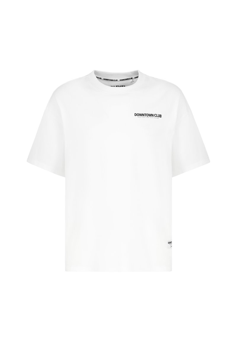 Weißes T-Shirt mit kurzen Ärmeln und schwarzem "DOWNTOWN CLUB"-Text auf der linken Brust sowie einem kleinen Etikett nahe dem unteren Saum.