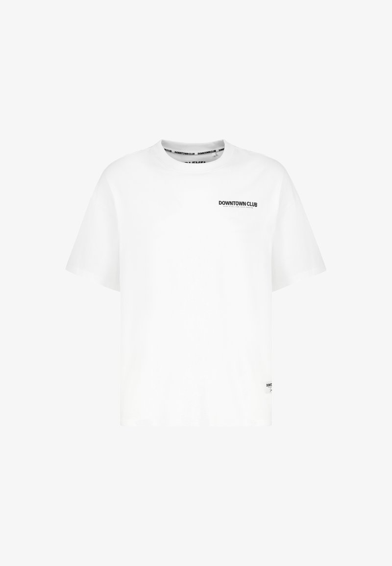 Weißes T-Shirt mit kurzen Ärmeln und schwarzem "DOWNTOWN CLUB"-Text auf der linken Brust sowie einem kleinen Etikett nahe dem unteren Saum.