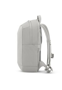 Grå ryggsäck med rektangulär form, tillverkad av slät tyg, med flera fickor med dragkedja och vadderade justerbara axelremmar.