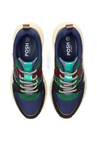Scarpe sportive colorate in blu, verde e bordeaux, con tomaia in mesh, lacci decorativi e un marchio ben visibile, Posh. Numero 37.