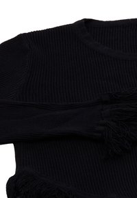 Sort ribbet sweater med lange ærmer, der har frynse-detaljer ved manchetterne og en rund halsudskæring, lavet af et blødt, struktureret stof.