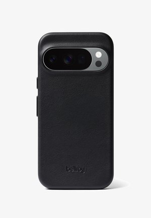 Étui de téléphone en cuir noir avec découpe pour triple caméra et flash sur fond blanc, logo "bellroy" embossé en bas.