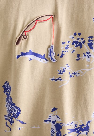 Henrik Vibskov FISHING ROD TEE - Nyomott mintás póló - mojave
