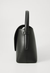 Borsa a tracolla in pelle nera dal design strutturato, con una base piatta e un manico singolo. Presenta uno stile minimalista e una texture liscia.
