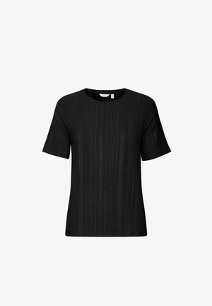 Čierne tričko s krátkym rukávom z texturovanej pleteniny, s vertikálnymi pruhmi a malými výrezmi. Okrúhly výstrih a rovný lem.