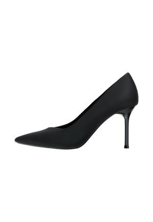 Chaussure à talon haut noire à bout pointu avec un talon aiguille fin sur fond blanc.