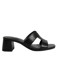 Mules de cuero negro con tacón bloque y diseño de punta abierta, con una cinta ancha que presenta un detalle recortado. Textura suave, estilo minimalista.
