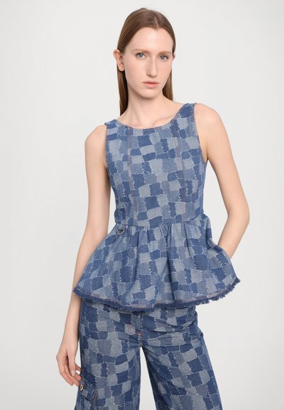 Denim peplum top s modrým a šedým kockovaným vzorom, okrúhlym výstrihom a rozstrapkanými detailmi na leme. Spárované s nohavicami s rovnakým kockovaným vzorom.