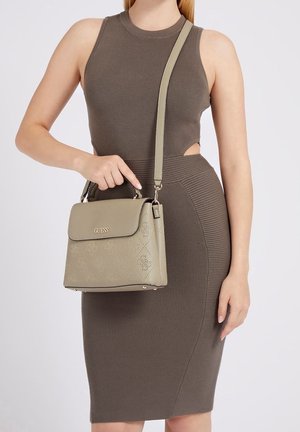 Kaki synthetische handtas met een gestructureerd ontwerp, een bovenhandvat en een verstelbare riem. Voorzien van een gouden logo en een subtiel reliëfpatroon.