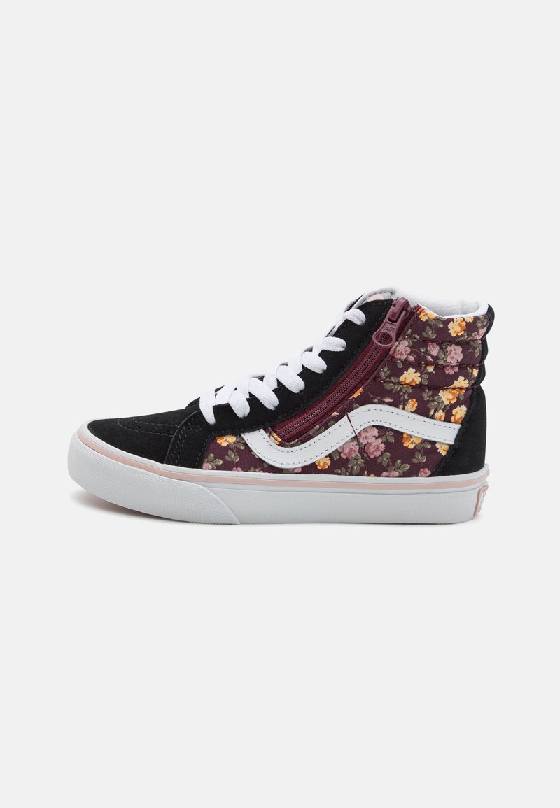 Baskets montantes avec une tige en suède noir et en tissu à motifs floraux, lacets blancs, fermeture éclair bordeaux et semelle intermédiaire blanche. Le motif floral comprend des fleurs orange et rose.