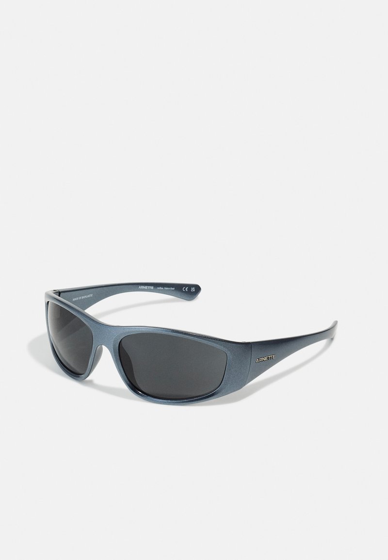 Occhiali da sole in plastica blu con lenti scure; forma aerodinamica; finitura leggermente texture; logo del marchio sul lato.