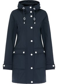 Granatowy wodoodporny płaszcz z kapturem, z zapięciem na napy oraz dwiema przednimi kieszeniami z wyraźnymi białymi guzikami i akcentami w postaci sznurków.