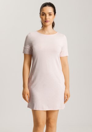 Vestido corto de manga corta en rosa pálido, hecho de una suave tela de jersey, con un escote redondeado y dos bolsillos laterales.