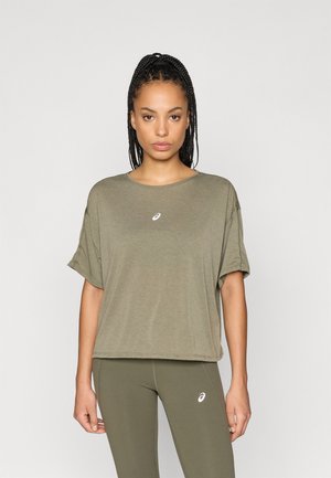 Tricou oversized de culoare verde măslin, cu mâneci scurte, guler rotund și un mic logo alb pe piept. Material moale și ușor.